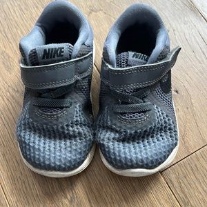Nike toddler tennis shoe - size 6
